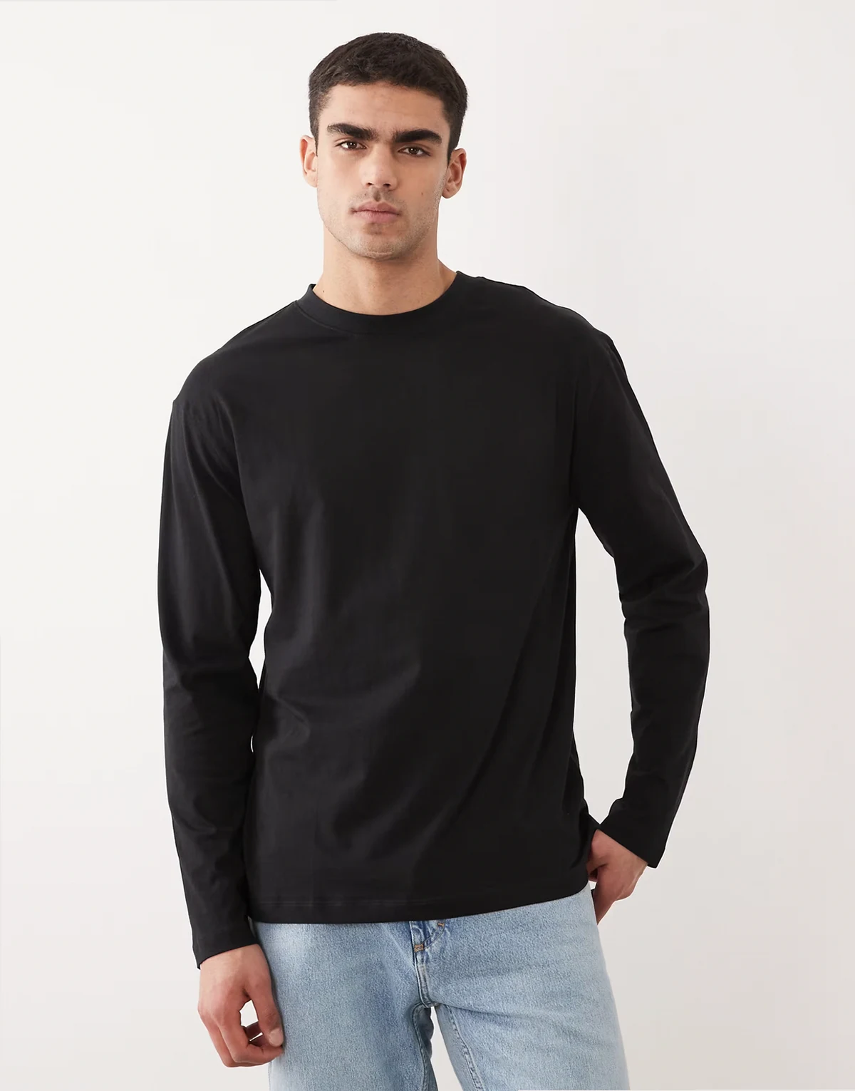 Essentials – Czarny luźny T-shirt z okrągłym dekoltem i długimi rękawami