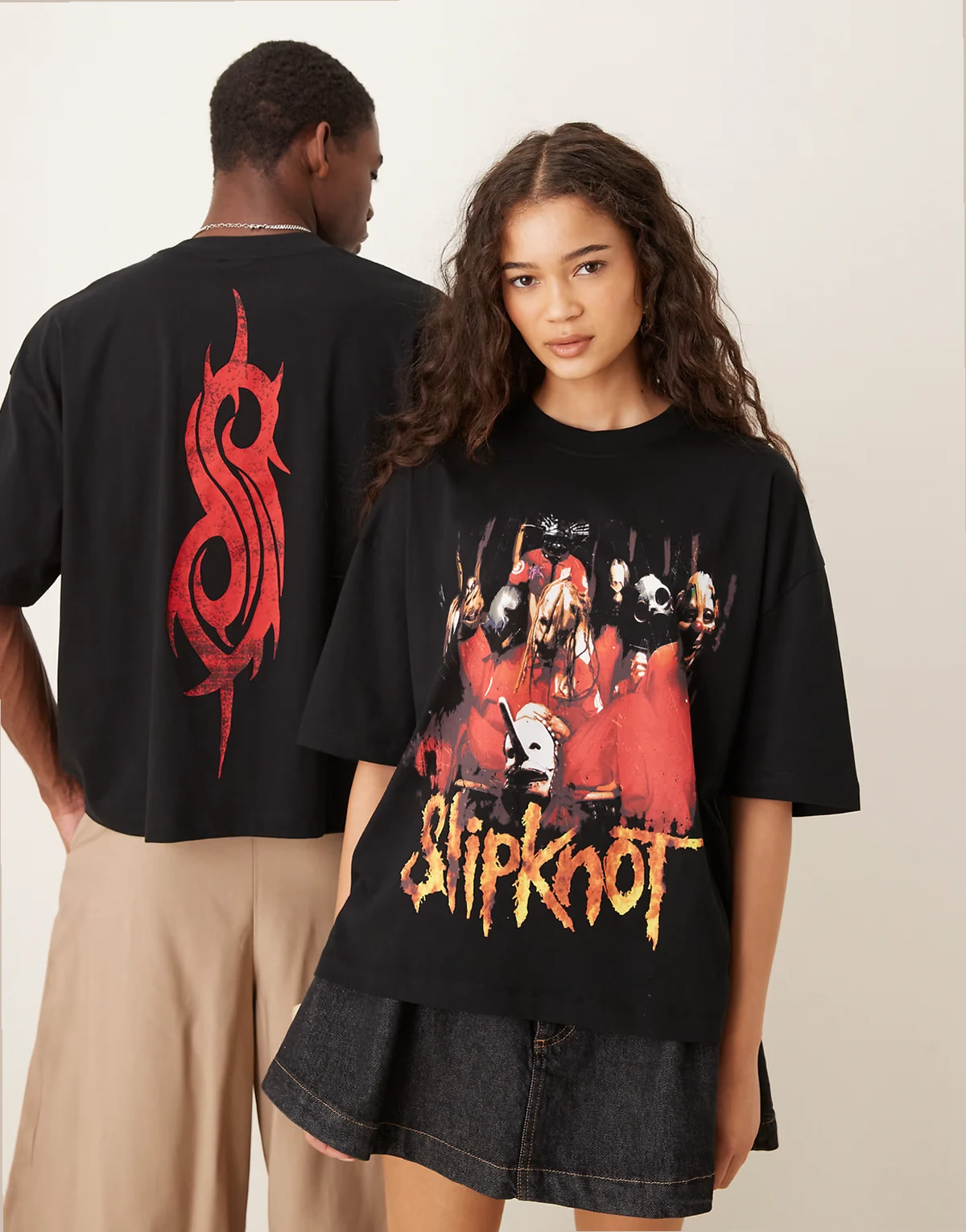 – Czarny T-shirt unisex o fasonie oversize i pudełkowym kroju z licencjonowanym nadrukiem Slipknot