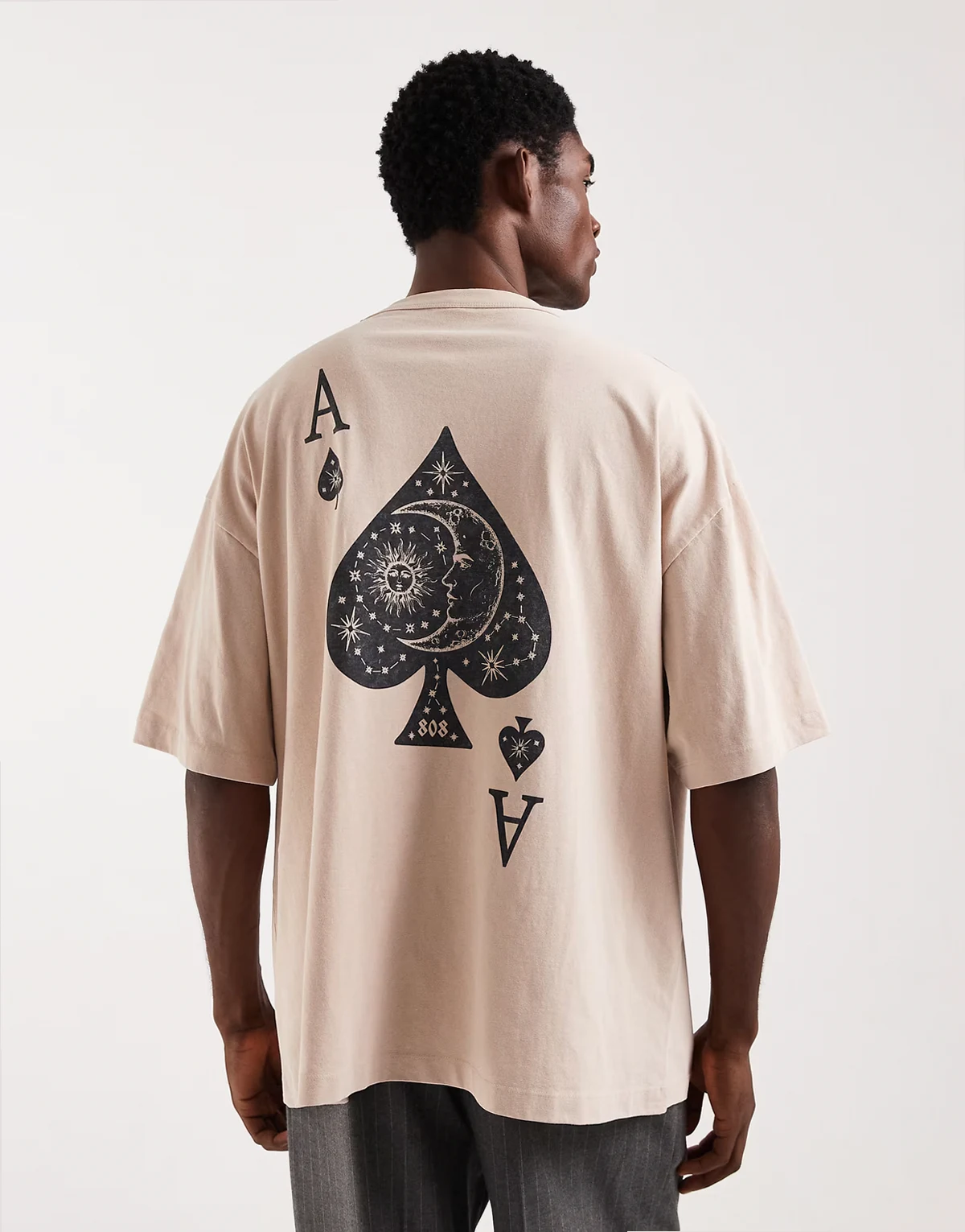 – Beżowy gruby T-shirt oversize z grafiką asa pik