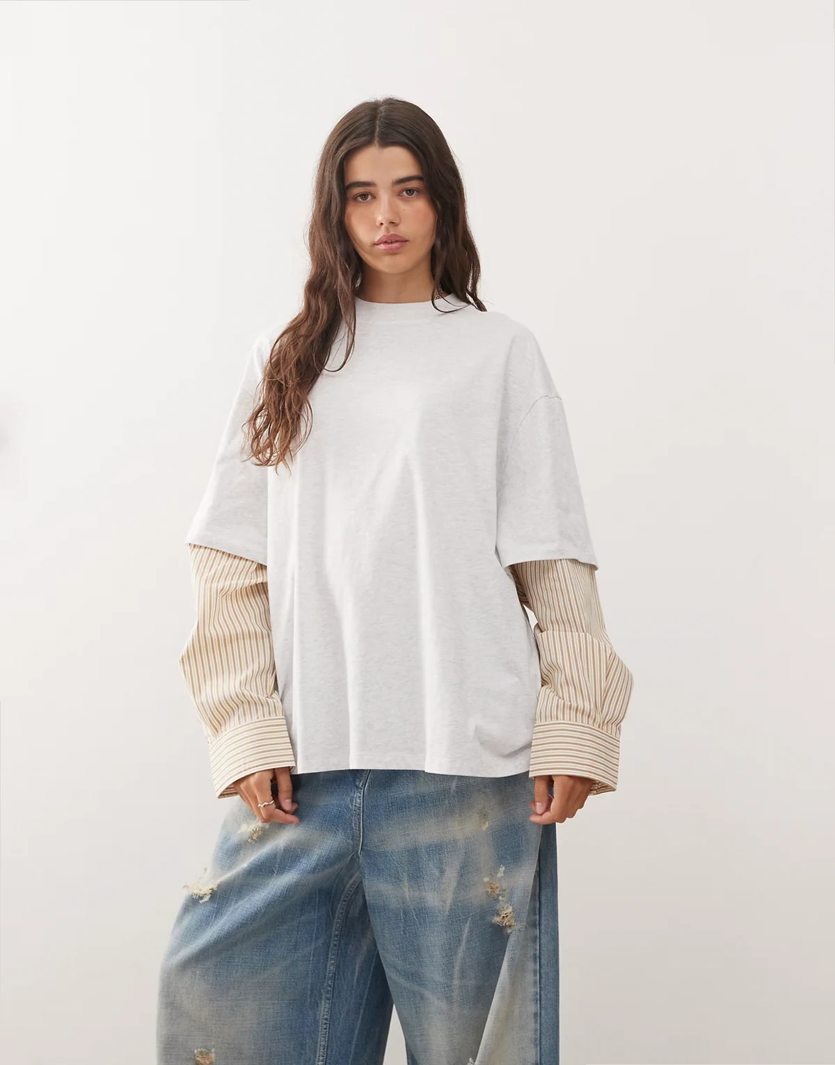 – Biały T-shirt oversize 2 w 1 z beżową koszulą z długimi rękawami w paski pod spodem