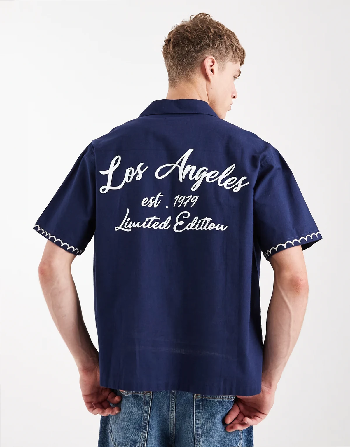 – Granatowa koszula plażowa z haftowanym napisem „LA”