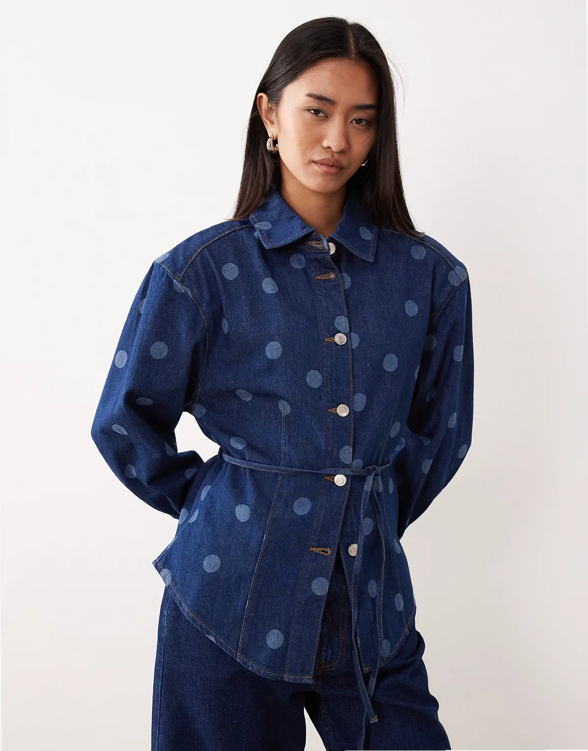 – Jeanshemd mit gelaserten Polka Dots und geraffter Taille