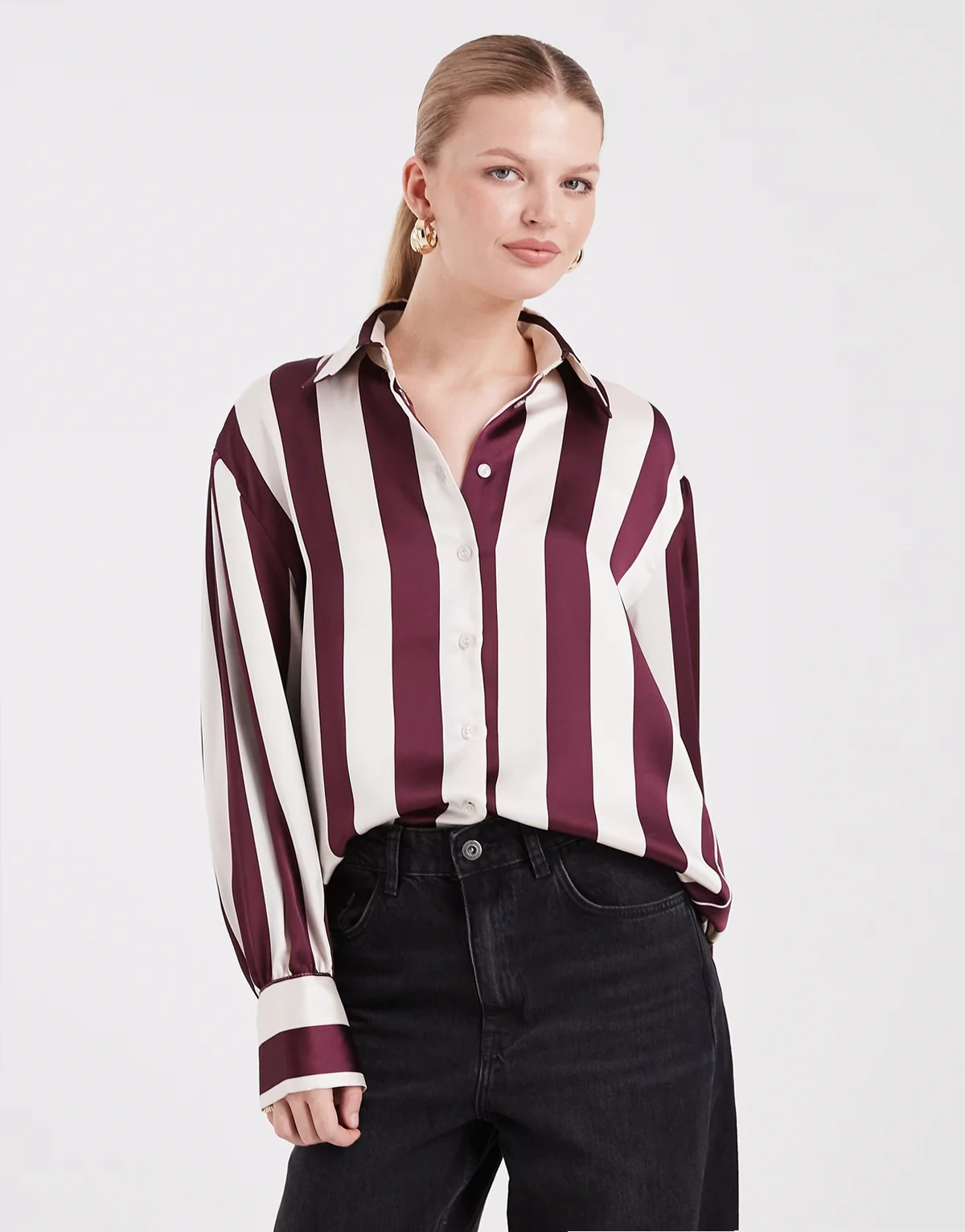 – Oversize-Hemdbluse aus Satin in Pflaume mit breiten Streifen