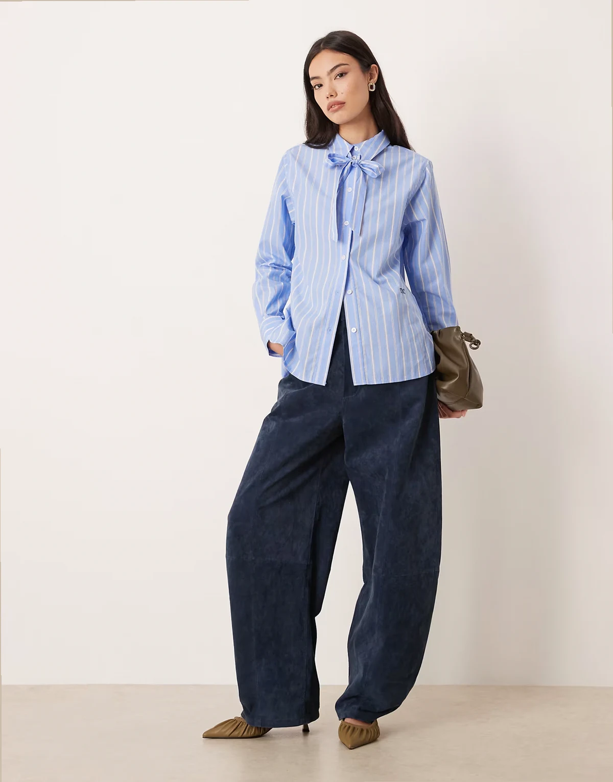 – Hepburn – Gestreifte Schluppenbluse in Blau