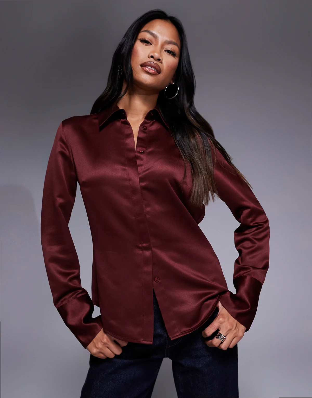 – Schmale, figurbetonte Hemdbluse aus Satin in Burgunderrot