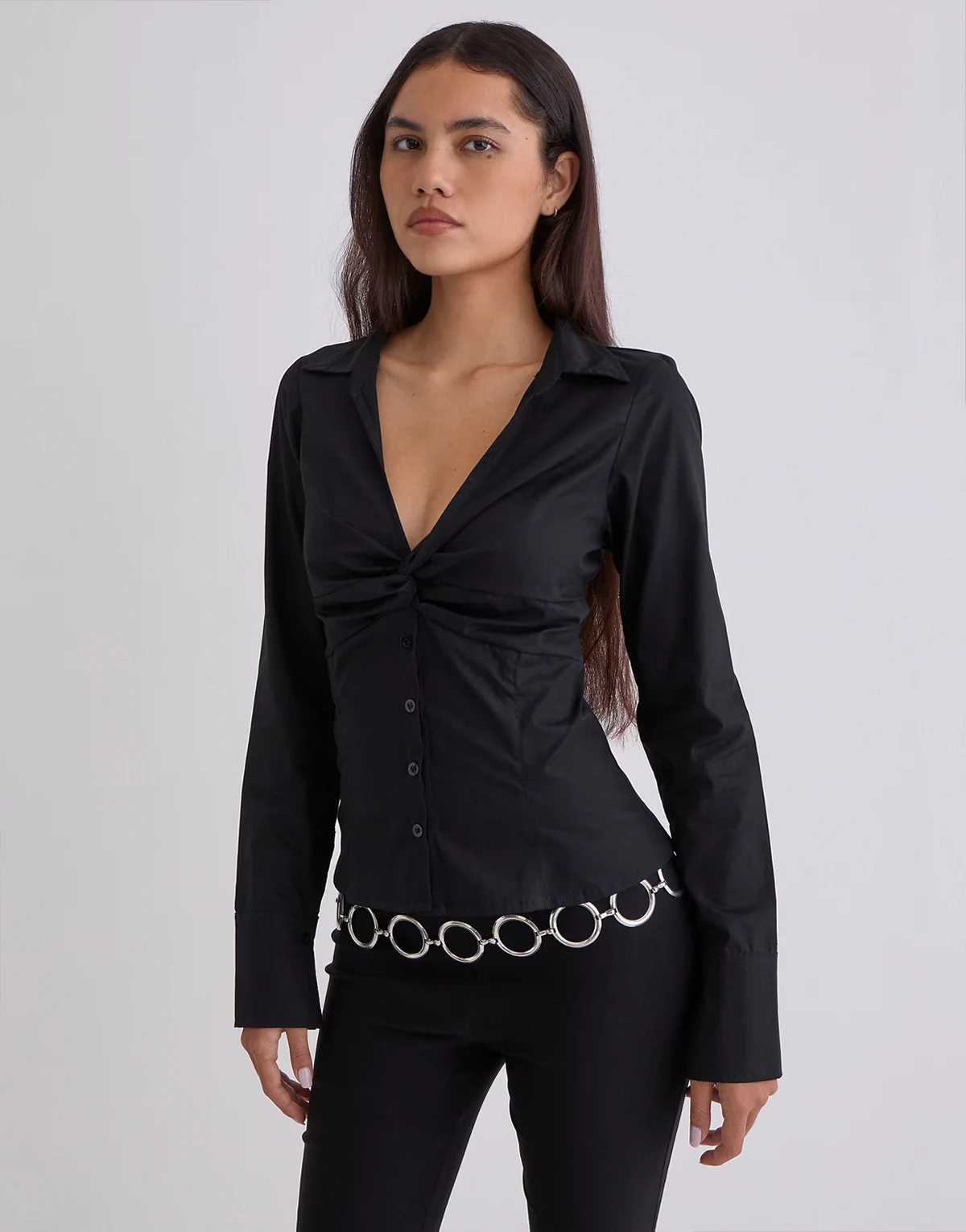 – Karis – Hemdbluse in Schwarz mit Knopfleiste