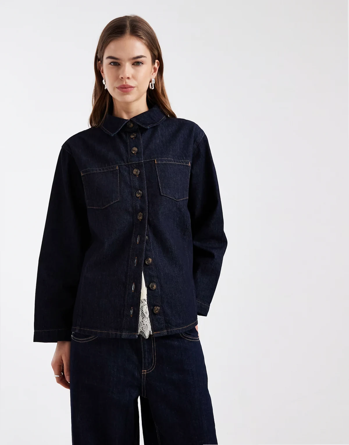 – Tailliertes Wickel-Jeanshemd in blauer Vintage-Waschung