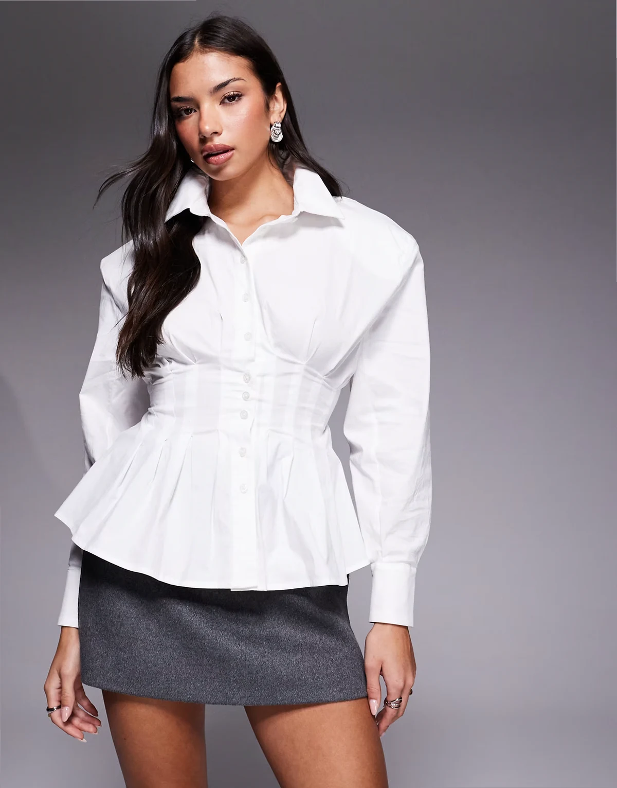 – Andy – Weiße Hemdbluse mit Schulterpolstern, betonter Taille und Knopfleiste