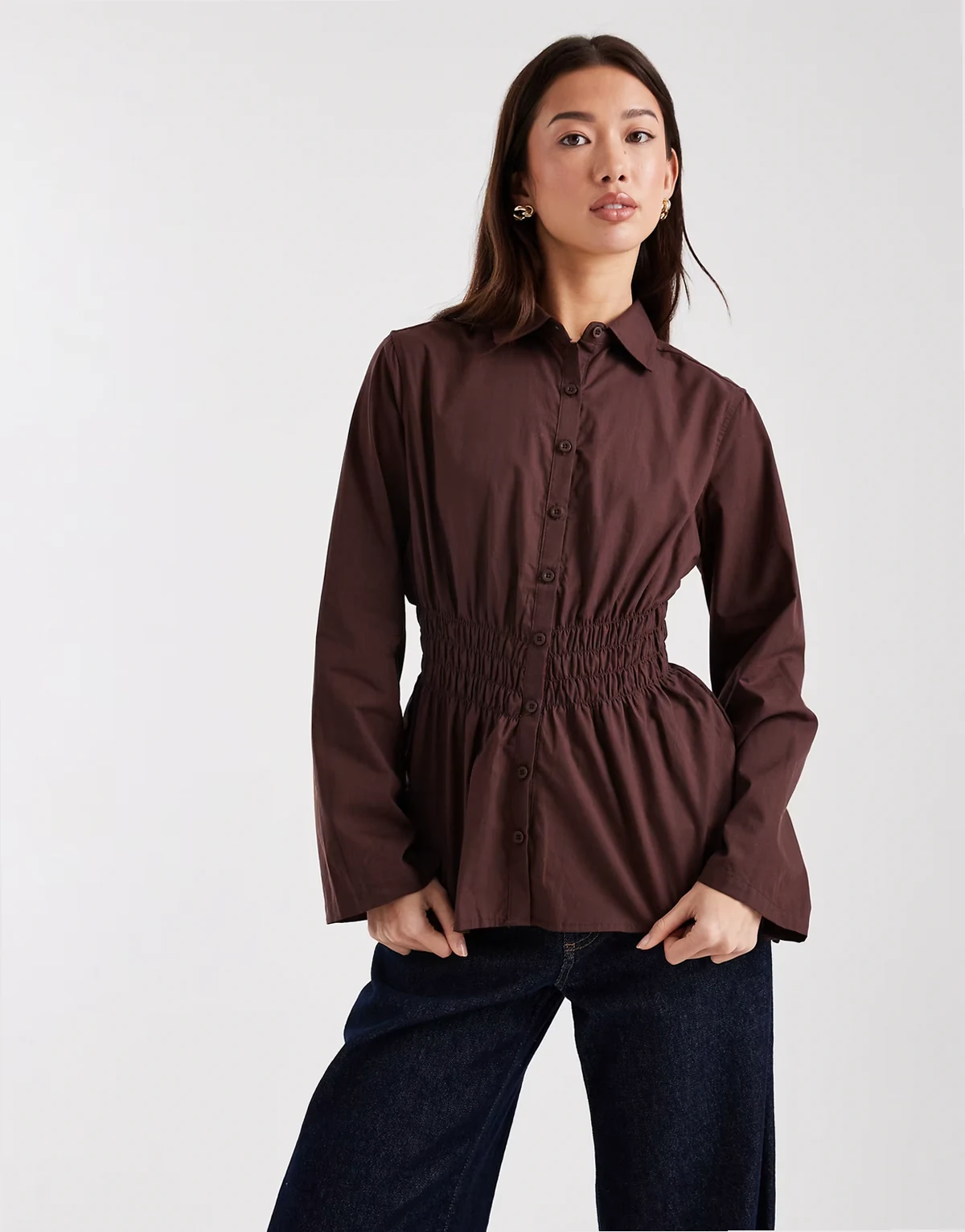 – Ciemnobrązowa zbierana koszula z długimi rękawami