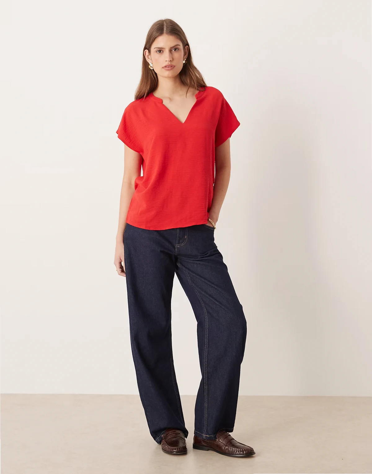 – Kurzärmlige Bluse in Rot mit V-Ausschnitt