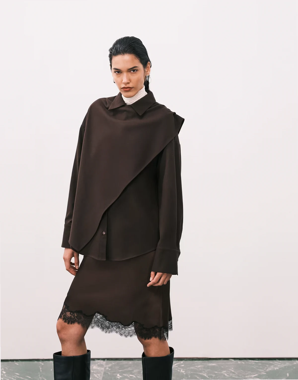 – Oversize-Hemd in Schokobraun mit Wickelschal