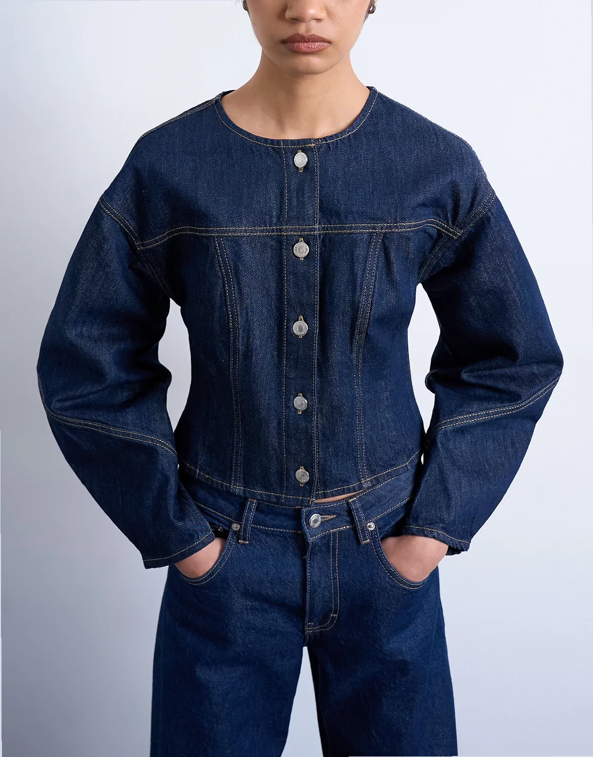 denim cinched back shirt with ovoid sleeves in rinse