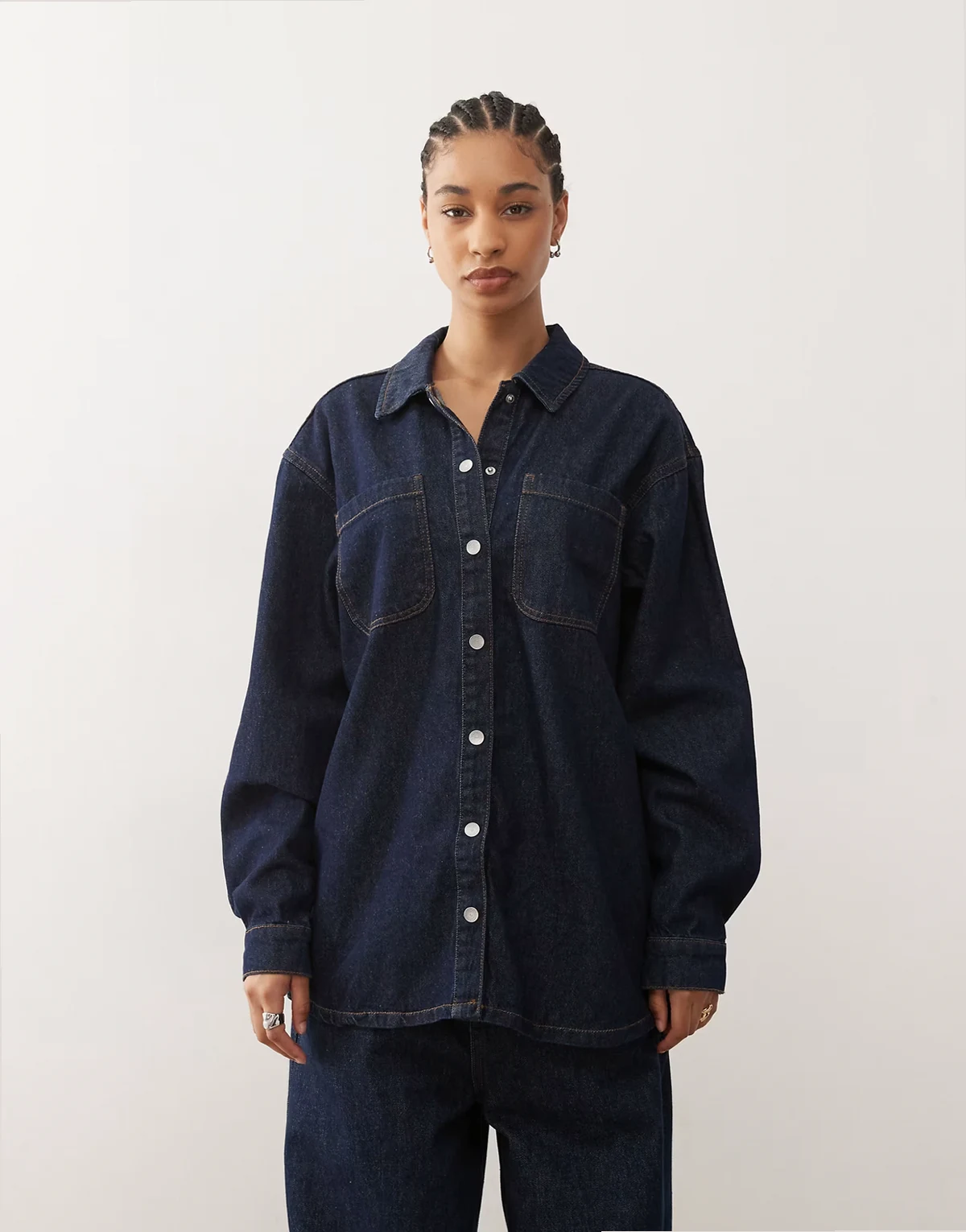 – Jeansowa koszula oversize w kolorze indygo