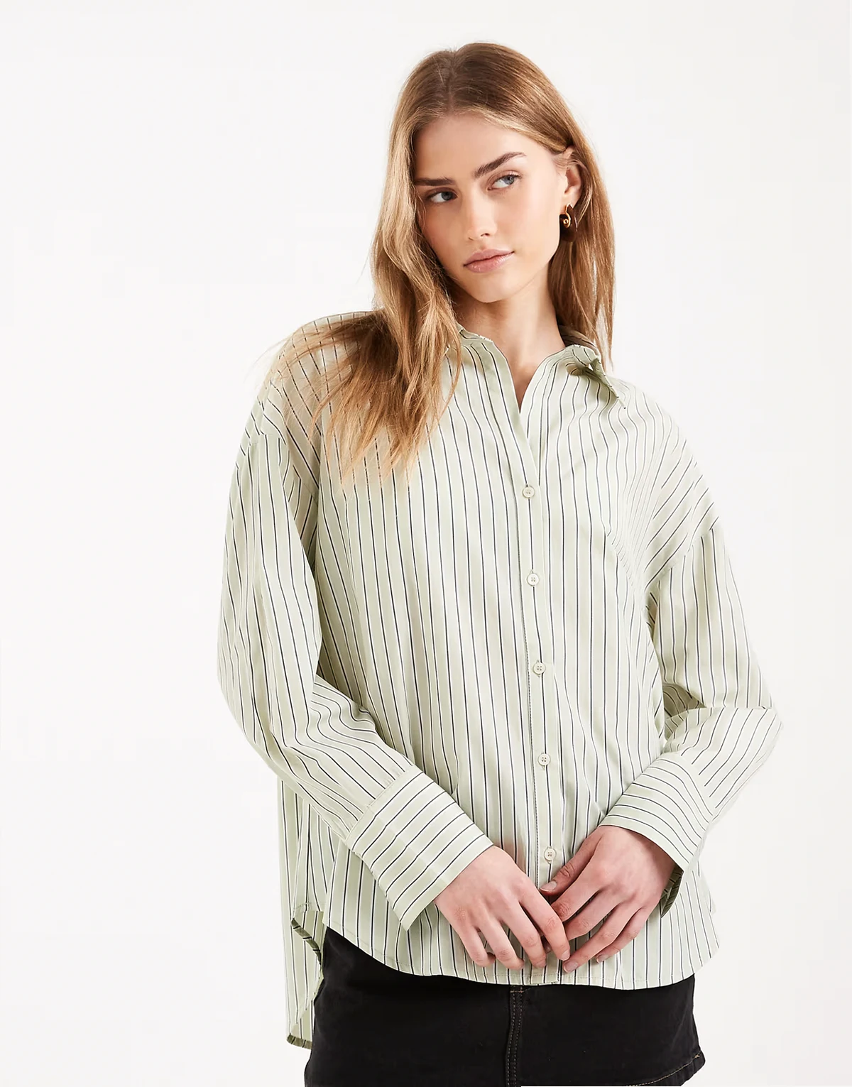 – Jasnozielona koszula oversize w paski