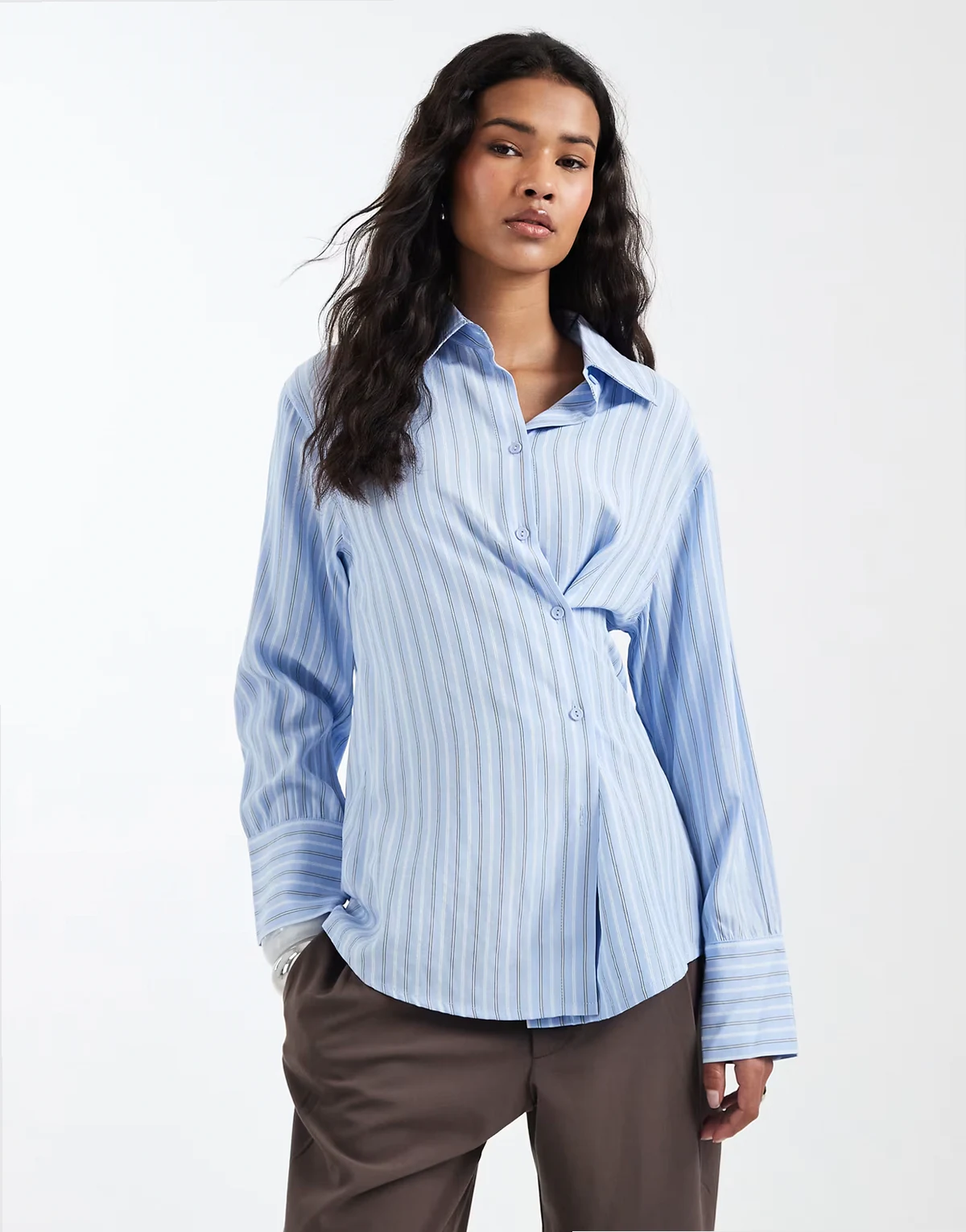 – Asymmetrische Hemdbluse in Blau mit Knopfleiste und Streifen