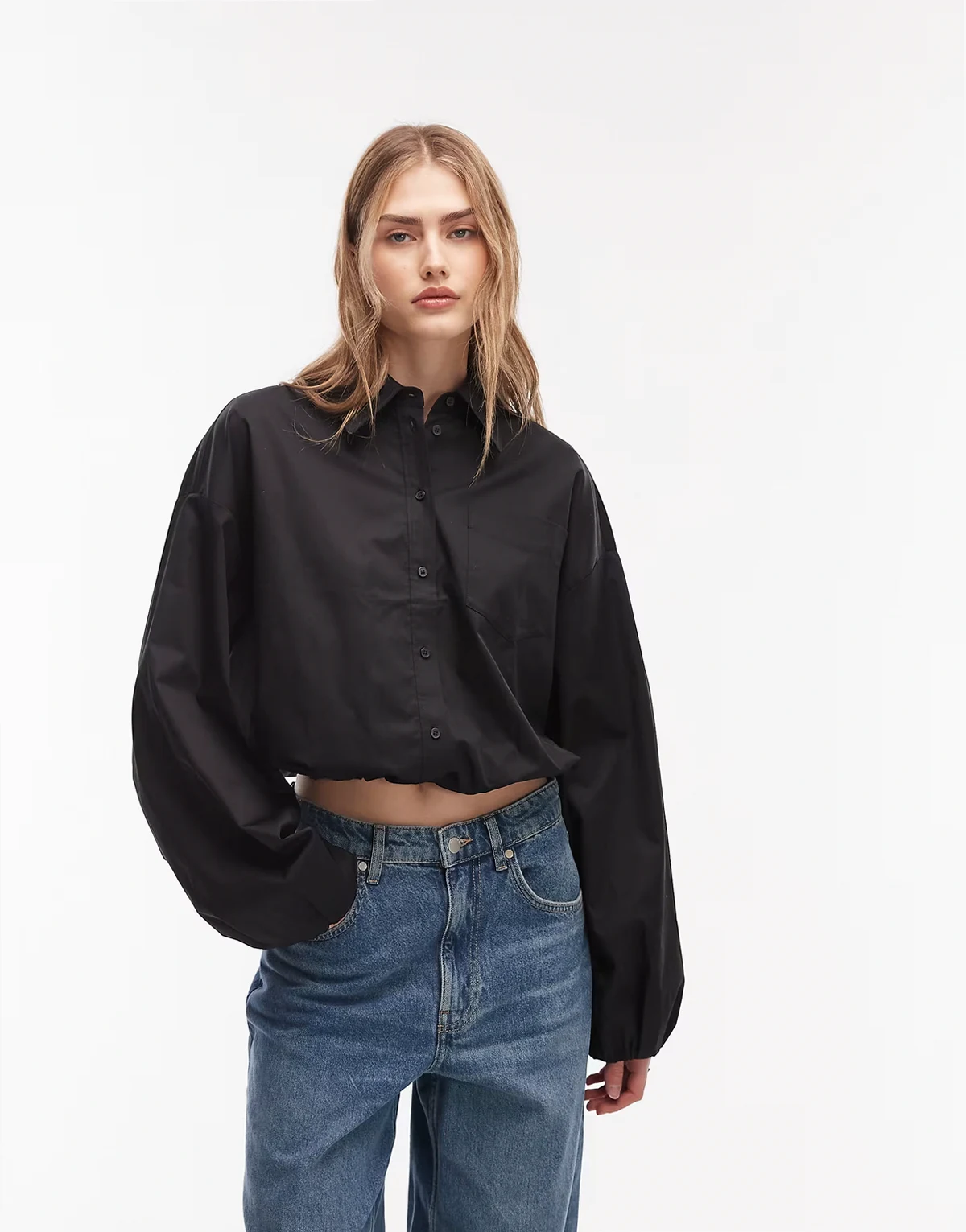 – Cropped-Hemdbluse aus Baumwolle in Schwarz mit Bindegürtel