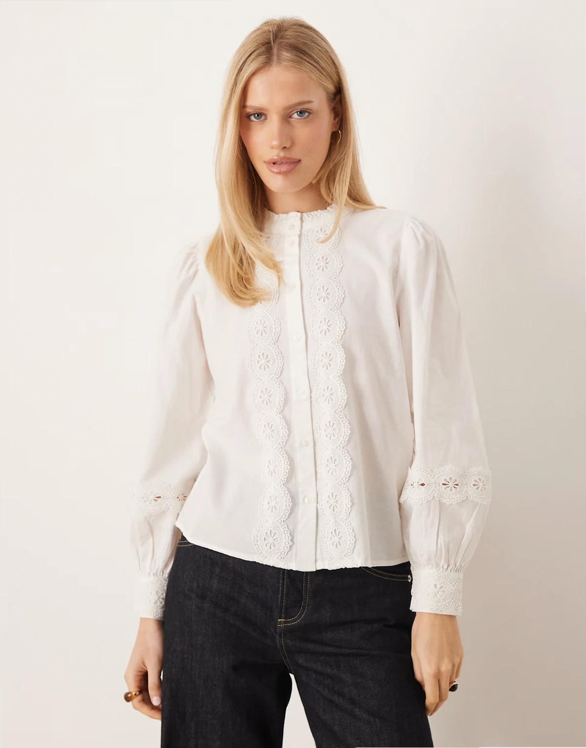 – Hemdbluse in Weiß mit Lochstickerei