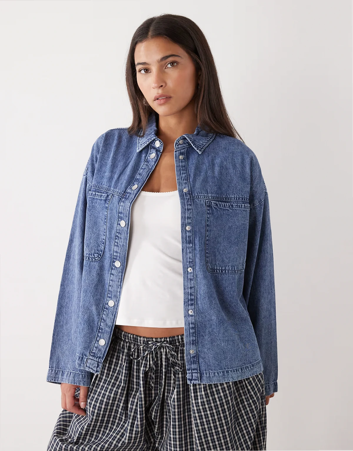 – Niebieska koszula jeansowa oversize