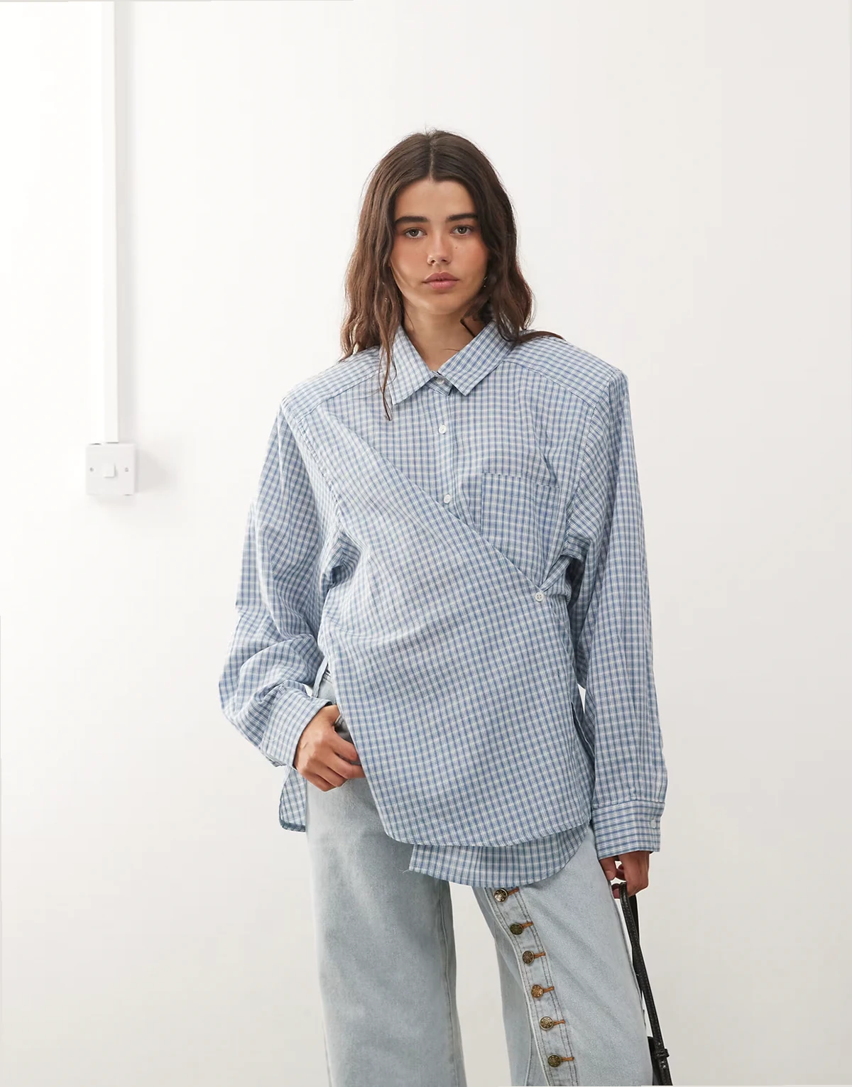 – Notting Hill – Zapinana na guziki koszula oversize w jasnoniebieską kratkę z poduszkami na ramionach