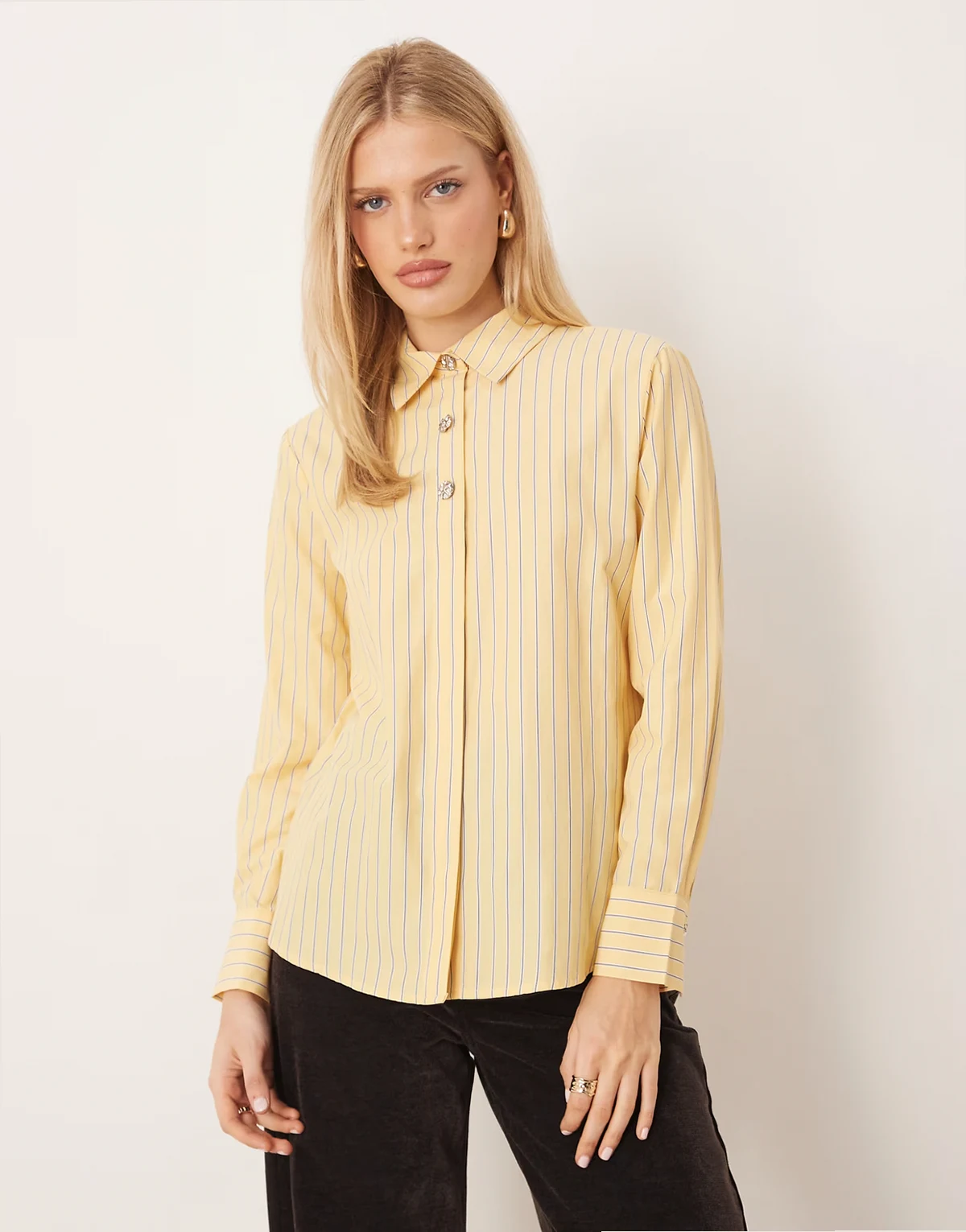 – Langärmlige Hemdbluse in gestreiftem Buttermilchgelb mit Knopfdetails