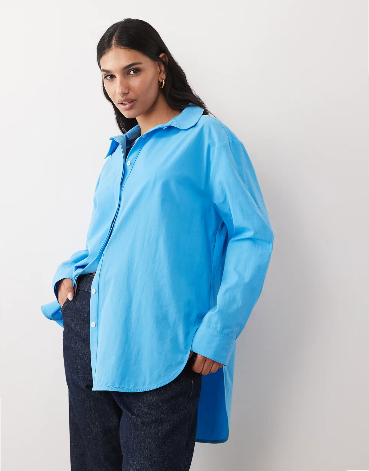 – Oversize-Hemdbluse in Blau mit breiten Manschetten und abgerundetem Saum