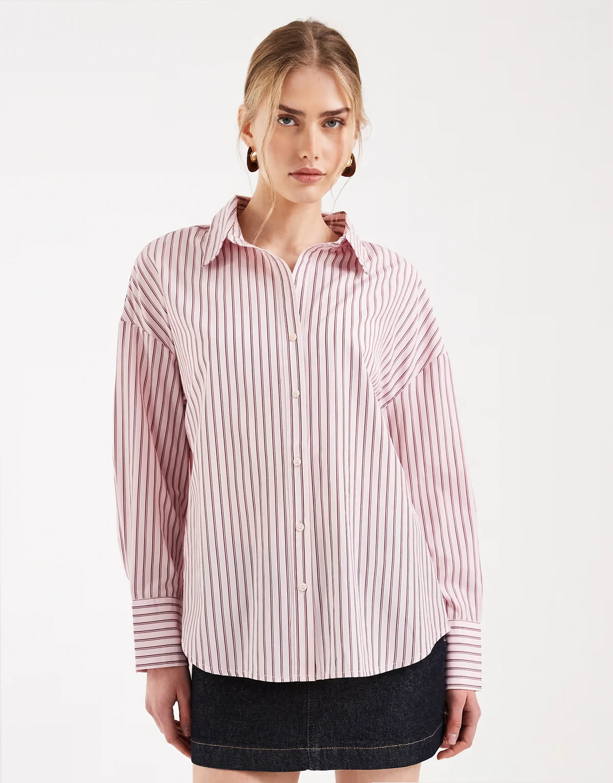 – Jasnoróżowa koszula oversize w paski