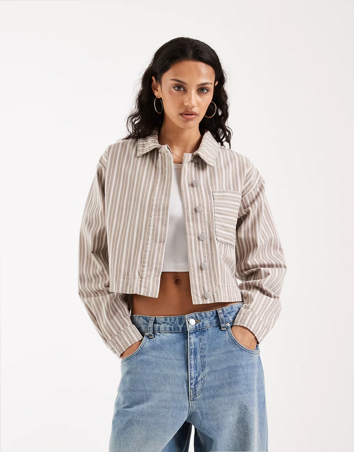 – Beżowa krótka kurtka koszulowa z diagonalu w paski