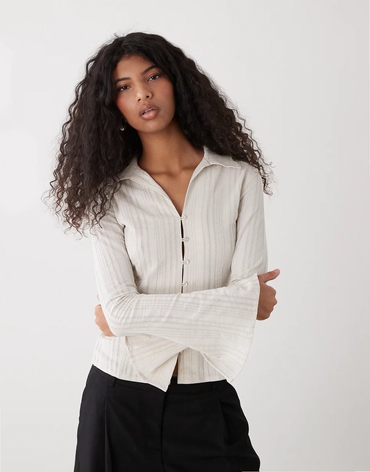 – Langärmlige Hemdbluse in gestreiftem Beige mit Knopfleiste