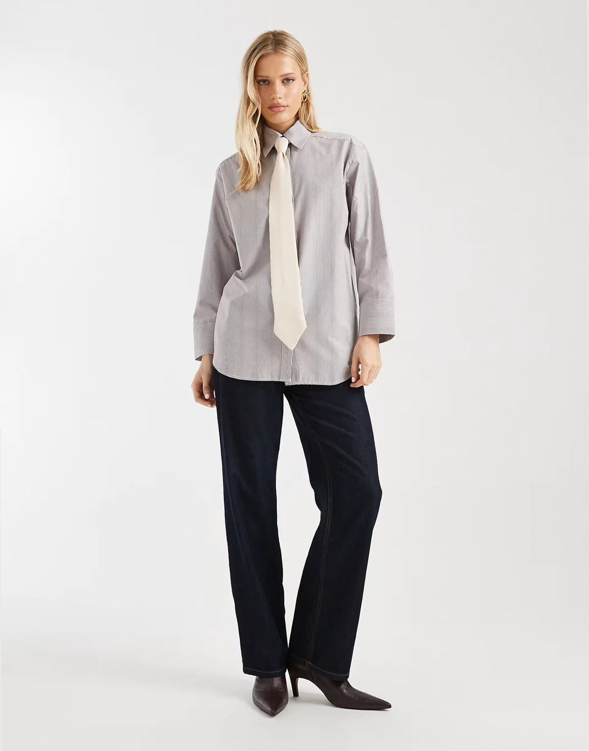 – Oversize-Hemd in Braun gestreift mit Schulterpolstern und Satin-Krawatte