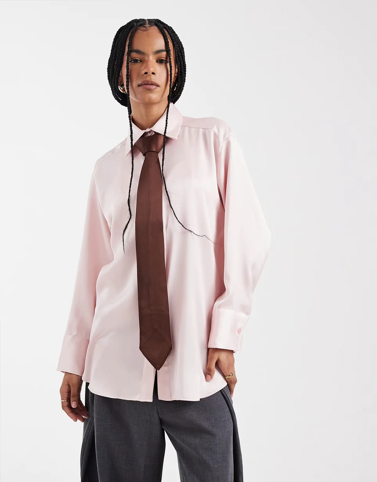 – Taillierte Satin-Hemdbluse in Rosa mit Oversize-Schnitt und farblich abgesetzter Krawatte