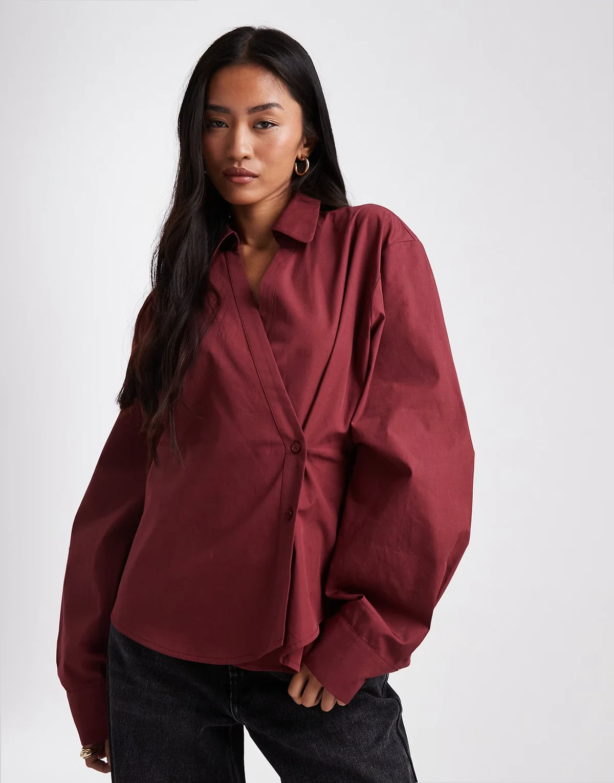 – Wickelhemdbluse in Burgunderrot mit Cocoon-Ärmeln