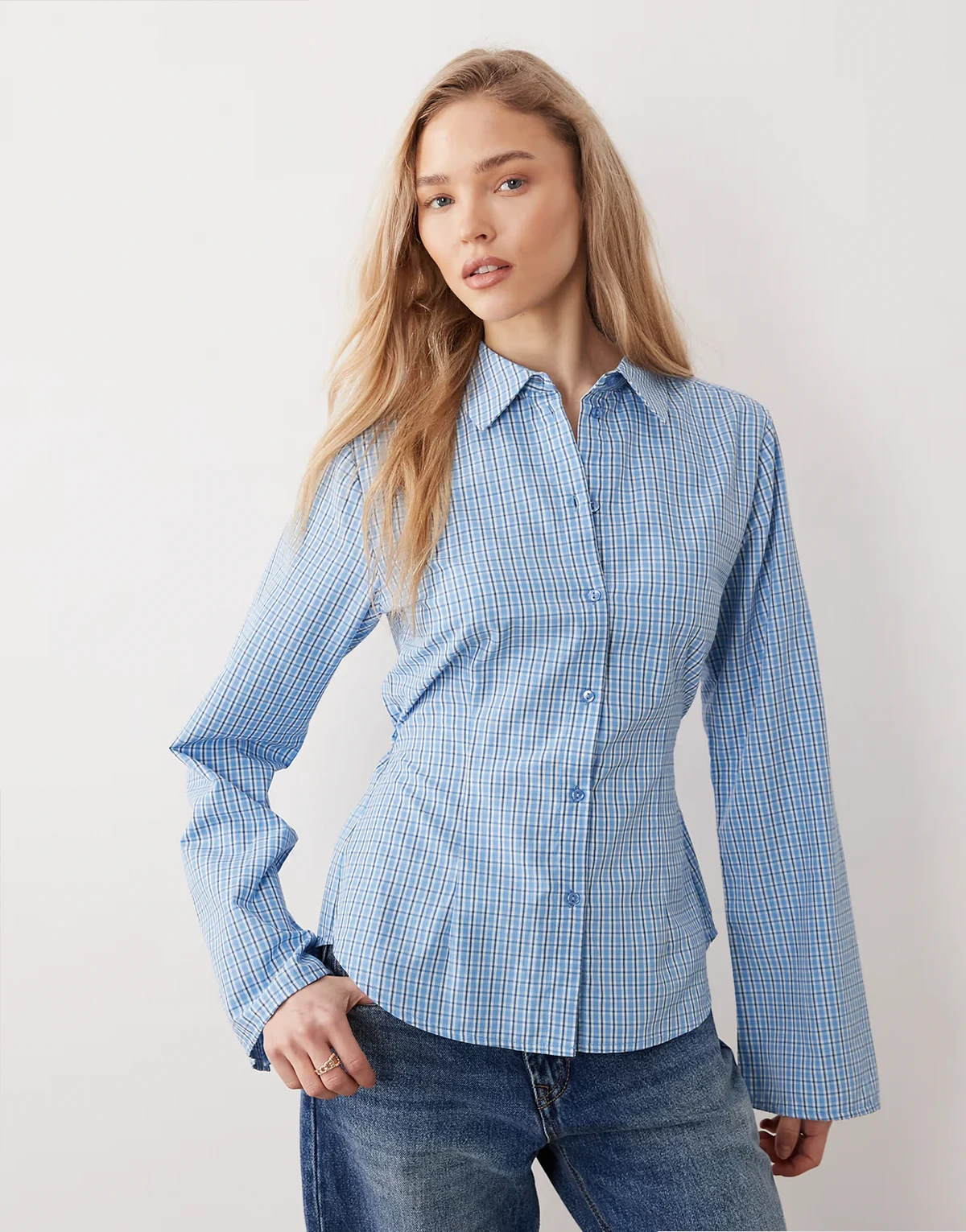 – Niebieska popelinowa koszula z długimi rękawami i wiązaniem w paski