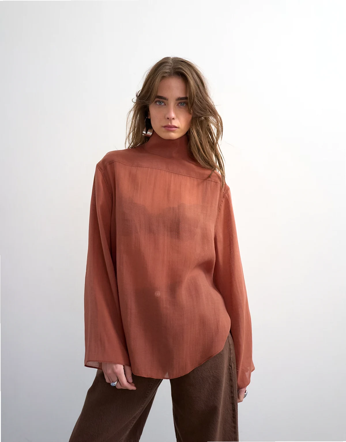 – Langärmlige Hemdbluse in Rostrot mit umgedrehtem Design und Stehkragen