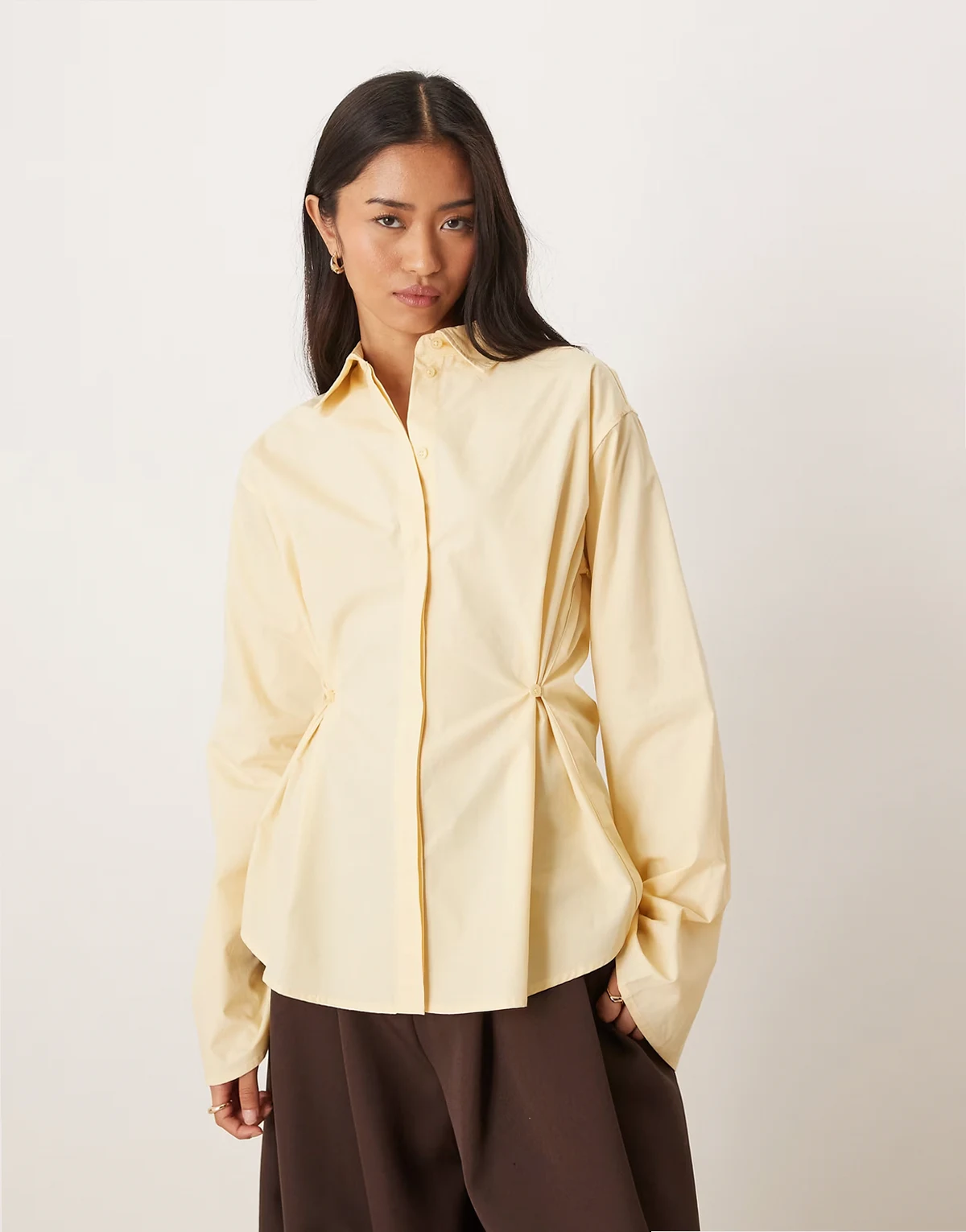 – Żółta taliowana koszula z czystej bawełny