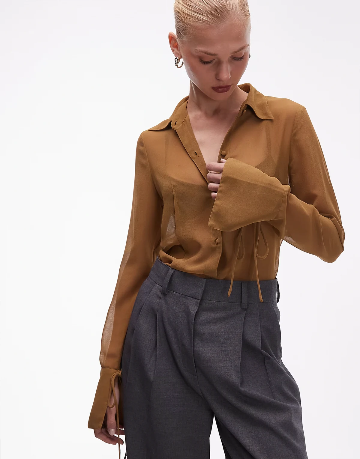 ‑ Durchscheinende, goldbraune Hemdbluse im 90er-Stil