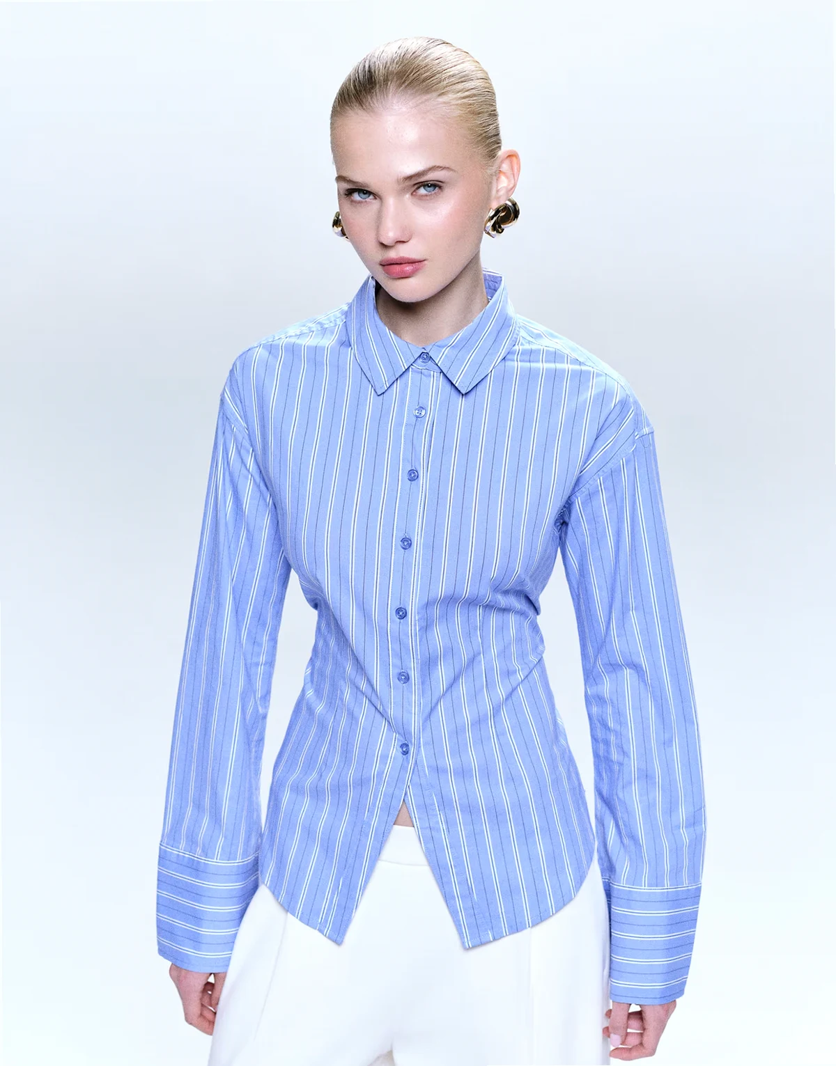 – Niebiesko-biała koszula ze zwężaną talią ze wzorem w paski