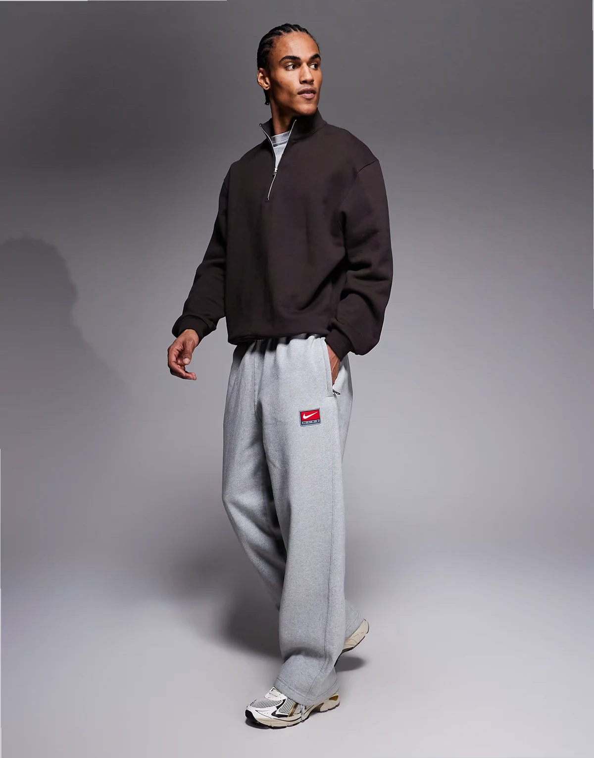 Solo Swoosh sweatpants in gray