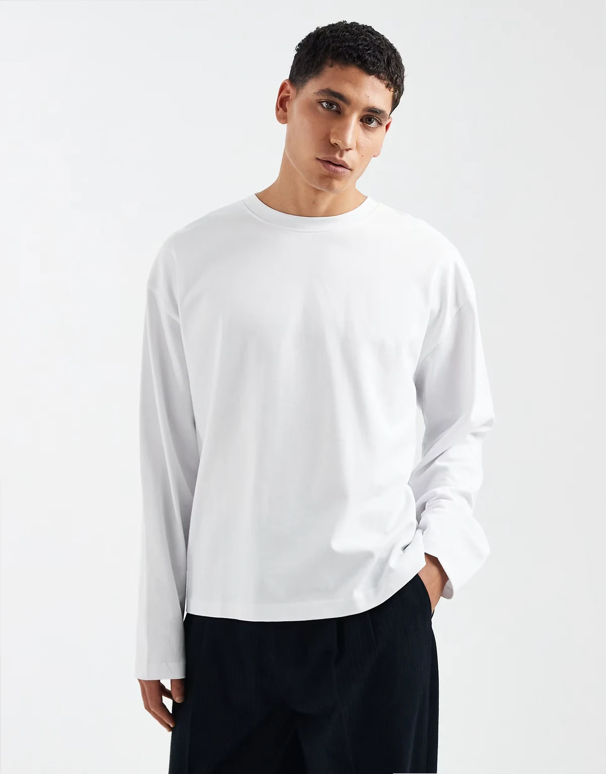 – Biały gruby T-shirt oversize o pudełkowym kroju z długimi rękawami