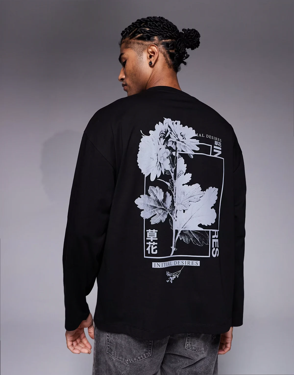 – Czarny T-shirt oversize z długimi rękawami i nadrukiem z liśćmi