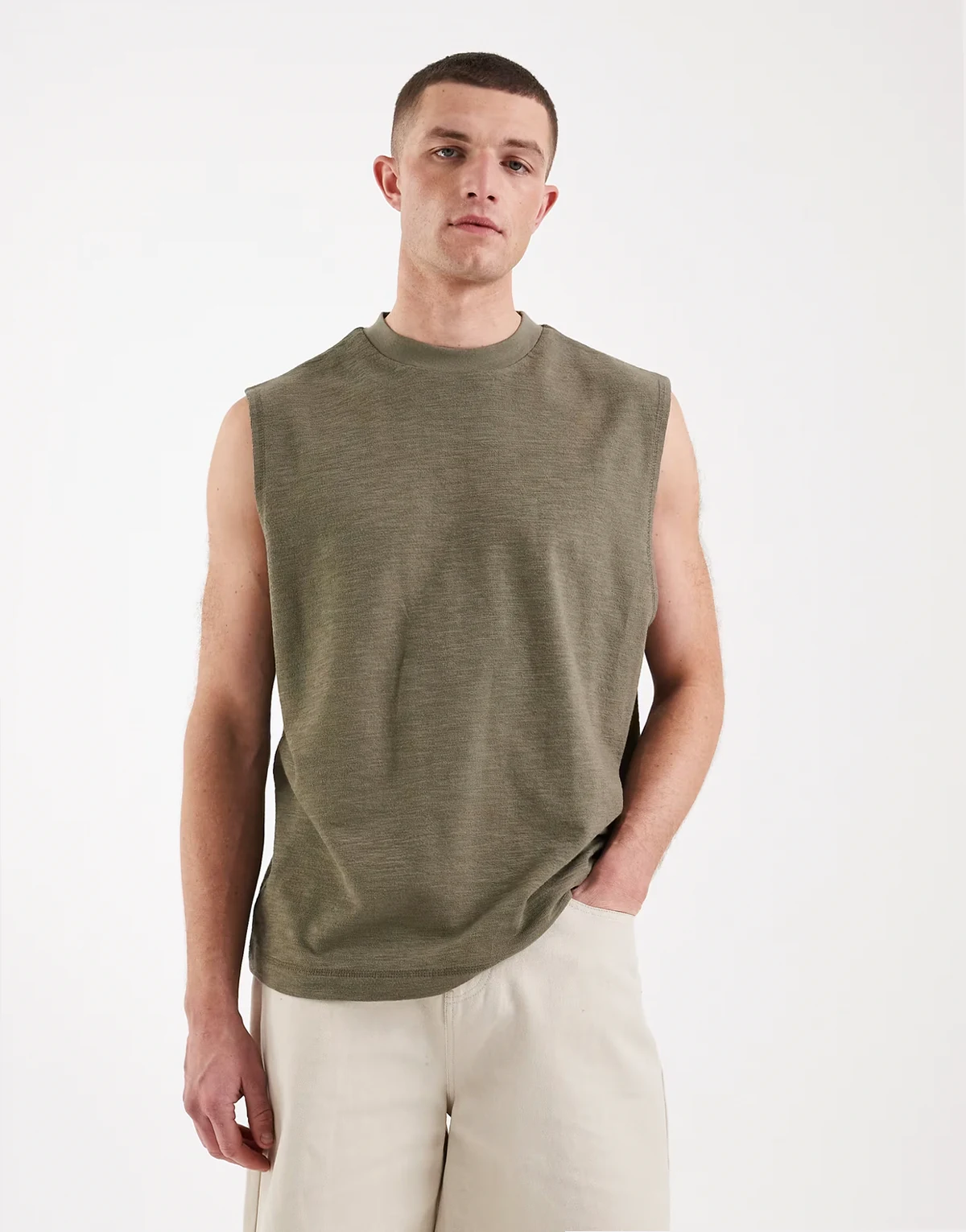 – Teksturowany top oversize bez rękawów w kolorze khaki