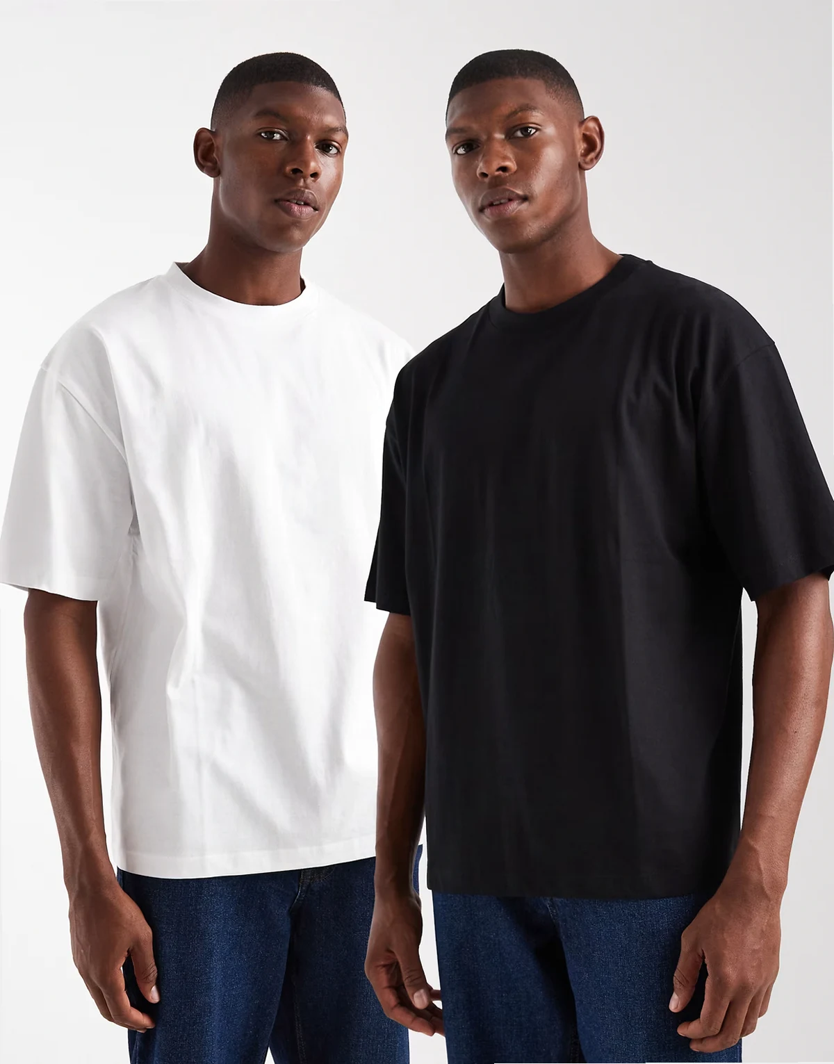 – Zestaw 2 T-shirtów basic o kroju oversize w kolorze białym i czarnym