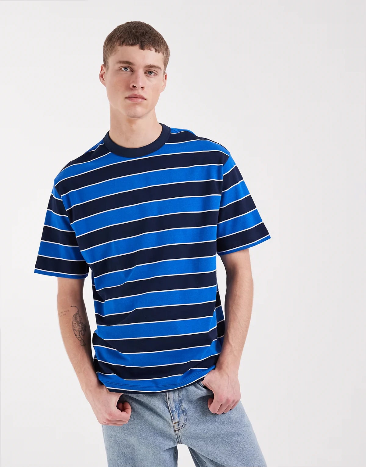 – Gruby T-shirt o luźnym kroju w granatowo-niebieskie paski