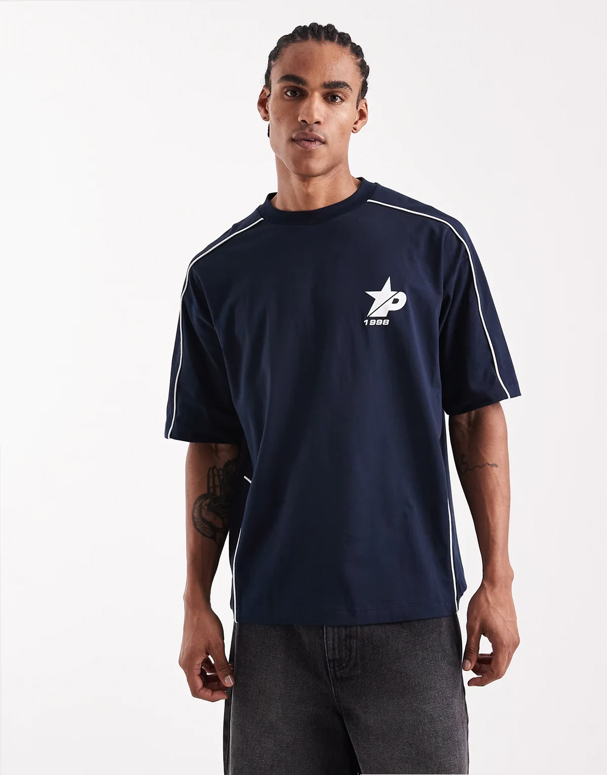 – Granatowy T-shirt oversize z grafiką na piersi