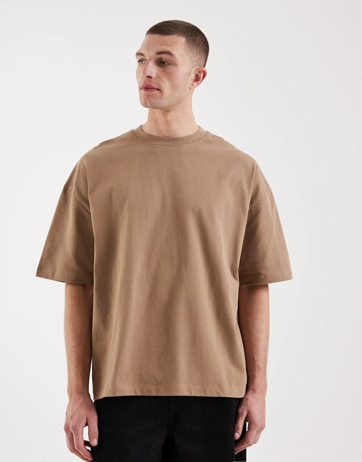 – Brązowy gruby T-shirt oversize z obniżoną linią ramion