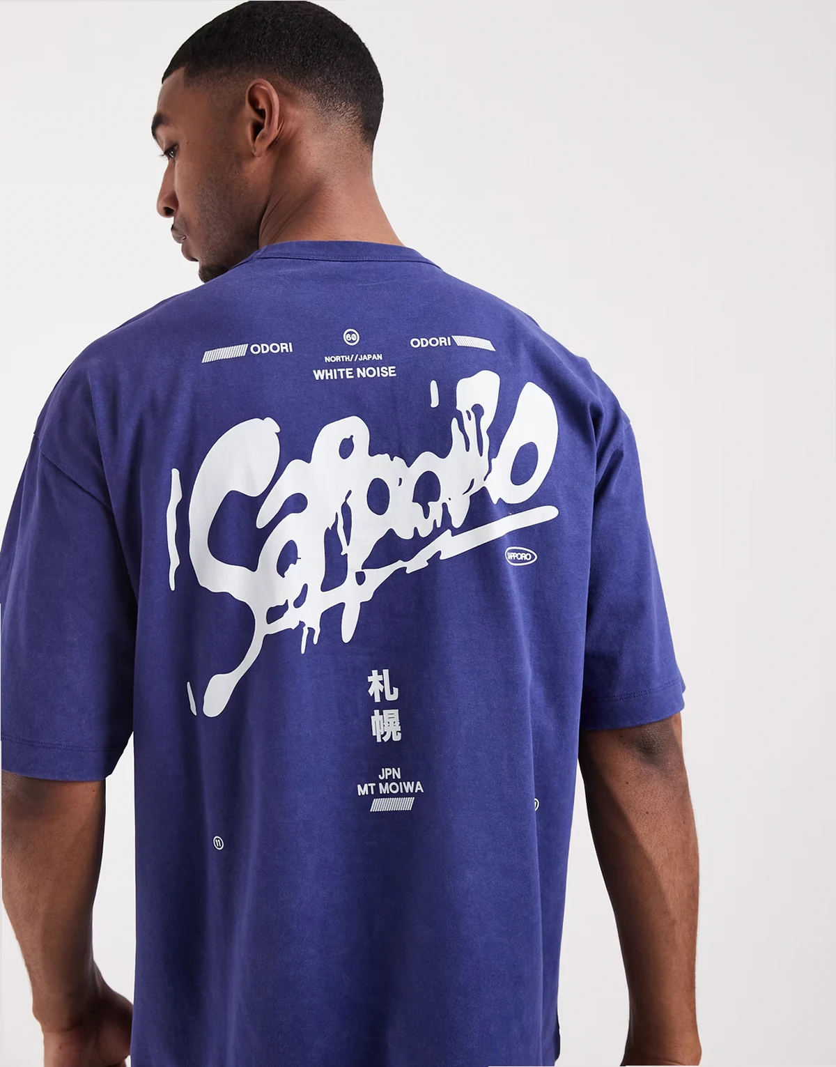 – Ciemnoniebieski gruby T-shirt oversize z grafiką na plecach