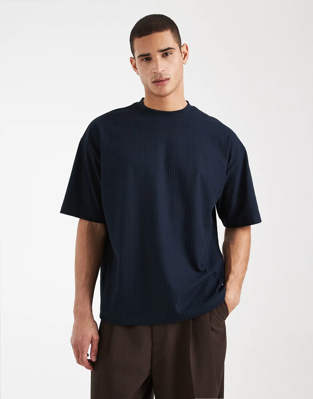 – Granatowy gruby T-shirt oversize w fakturowany żakardowy wzór