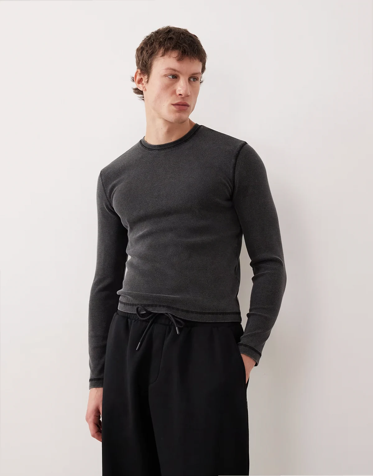 – Geripptes, langärmliges Slim-Fit-Shirt in verwaschenem Schwarz