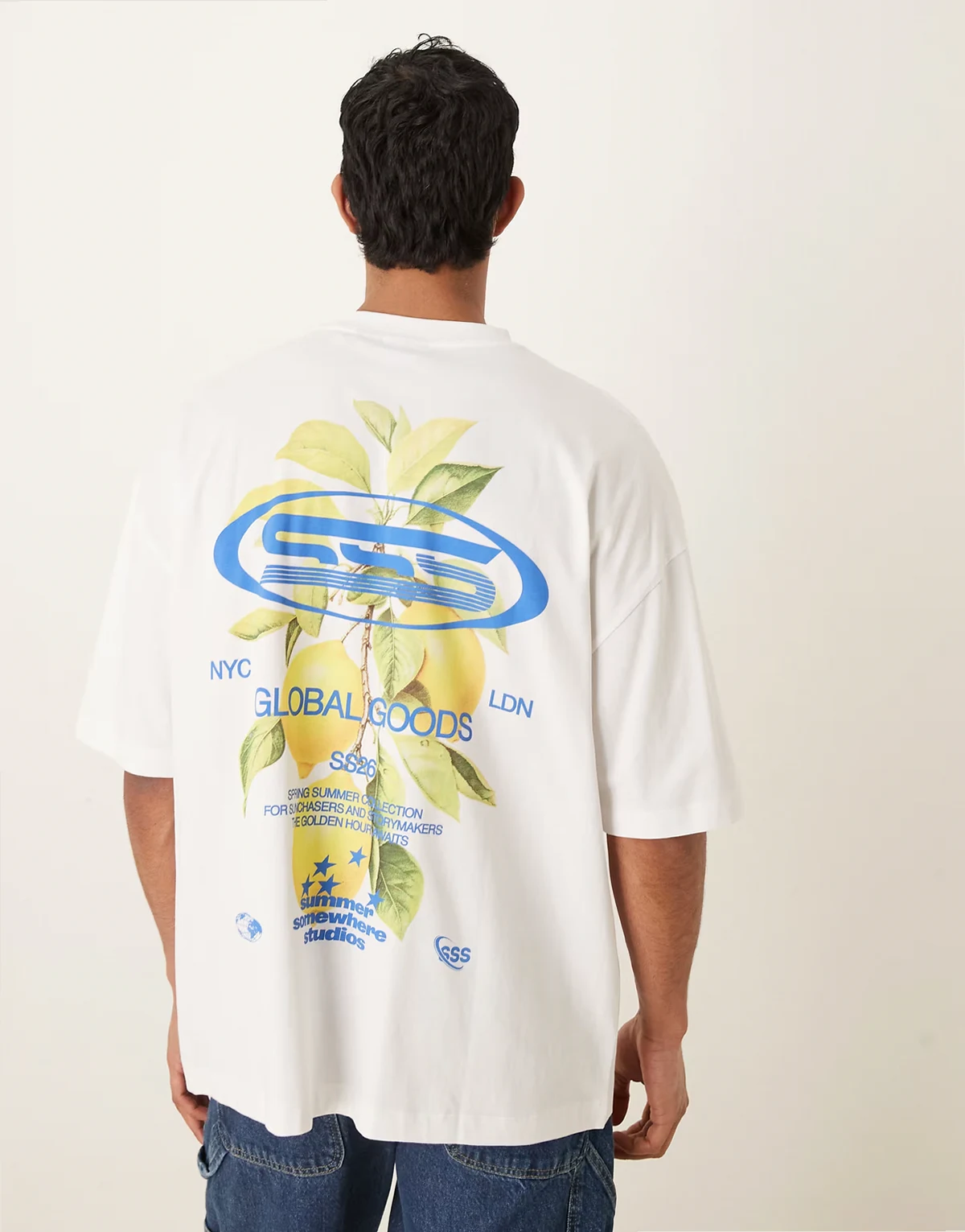 – Biały T-shirt oversize z grafiką cytryn