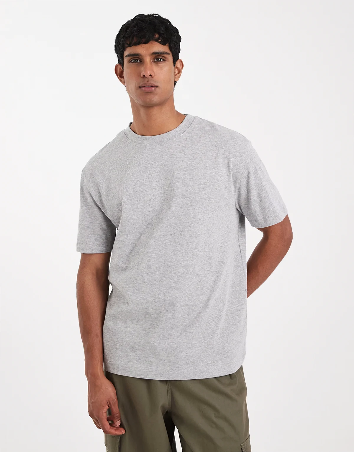 – Gruby szary melanżowy T-shirt o pudełkowym kroju oversize