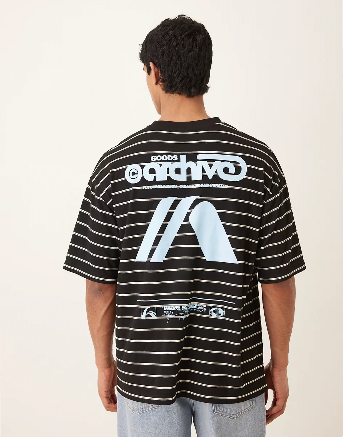 – Czarny teksturowany T-shirt oversize w paski z grafiką